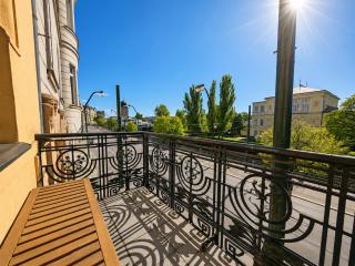 Riverside Gem w Balcony View - 1