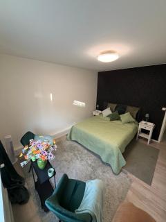 SEA - 3 Bedrooms - 1
