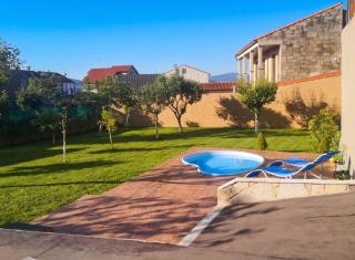 Charming House in Esteiro with Garden and Terraces - 9