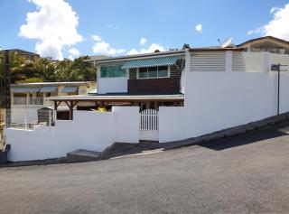 Appartement moderne à Fort-de-France, terrasse équipée, 50 m². - 2