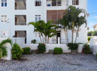 Spacious Apartment in Flic En Flac with Shared Pool - 9