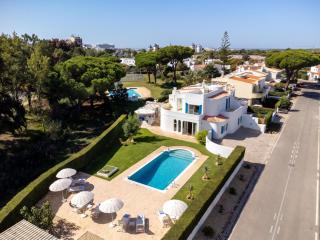 Elegant villa with private pool in Quarteira - 2