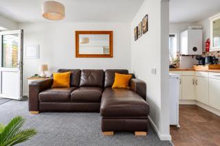 Cozy & Self Contained Garden Bungalow - Salisbury - 8