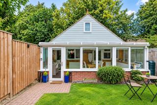 Cozy & Self Contained Garden Bungalow - Salisbury - 9