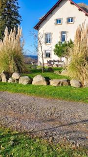 Maison spacieuse à Montsalvy avec grand jardin et terrasse - 8