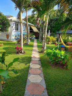 Bungalow charmant à Sainte-Rose avec terrasse et piscine - 1