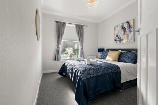 Stylish 3 Bedroom Home- Sleeps 5-Free Parking - 4