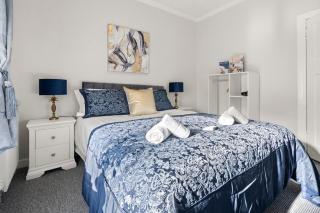 Stylish 3 Bedroom Home- Sleeps 5-Free Parking - 5
