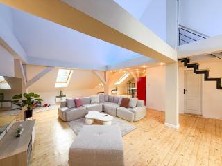 Spacious Loft on Main Street - 9