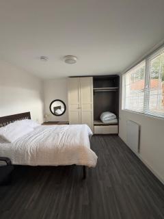 Modern 1-Bed Guest House Navan - 9