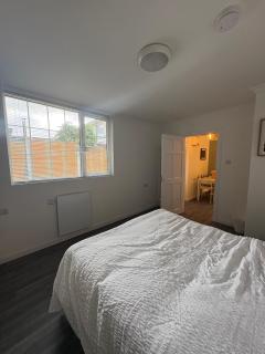 Modern 1-Bed Guest House Navan - 8
