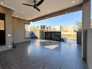 Ultra Luxurious Suite Room in a Villa, near DHA Raya Golf & Country Club - 1
