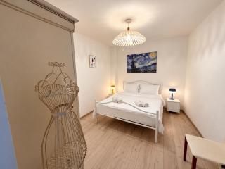 Central House - Spacious 3BDR with private Yard - 0