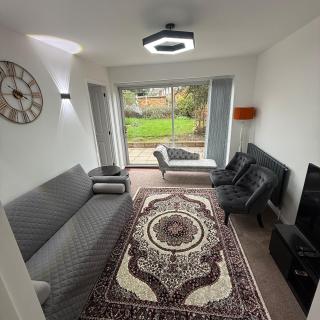 Cosy, Modern, New 4 Bed House - 0