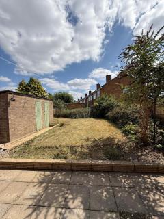 Cosy, Modern, New 4 Bed House - 2
