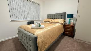 Cosy, Modern, New 4 Bed House - 1