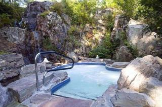 Les Eaux Bright 3BR Steps from Pool and Hot Tub - 8