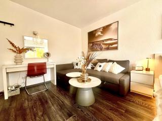 FLH Liberty Home - 2 Queen Beds, 6 Guests, Balcony & Free Parking - 8