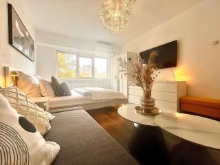 FLH Liberty Home - 2 Queen Beds, 6 Guests, Balcony & Free Parking - 4