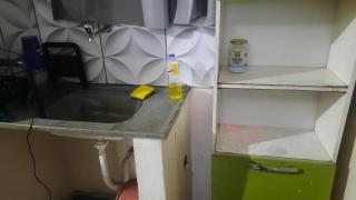 Apto com fogão, geladeira, cama, cômod, mesa e TV antiga - 0