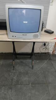 Apto com fogão, geladeira, cama, cômod, mesa e TV antiga - 8