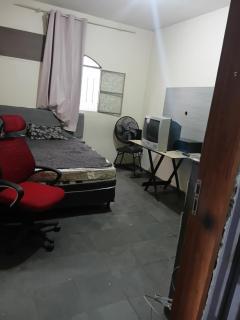 Apto com fogão, geladeira, cama, cômod, mesa e TV antiga - 5