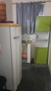 Apto com fogão, geladeira, cama, cômod, mesa e TV antiga - 3