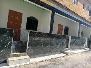 Apto com fogão, geladeira, cama, cômod, mesa e TV antiga - 2