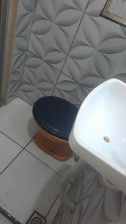 Apto com fogão, geladeira, cama, cômod, mesa e TV antiga - 1