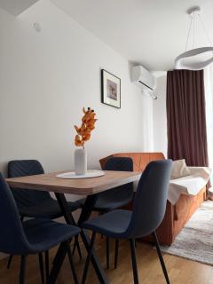 Cosy Orange Apartment - 0