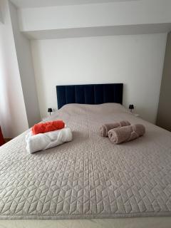 Cosy Orange Apartment - 8