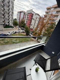 Cosy Orange Apartment - 7