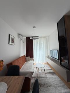 Cosy Orange Apartment - 2