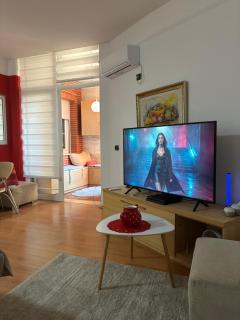 Central Red Apartment - 0