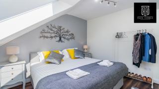Beautiful Flat - Town Centre - Sleeps 4 - Netflix - Smart TV's By Teza Homes Serviced Accommodations - 1