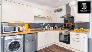 Beautiful Flat - Town Centre - Sleeps 4 - Netflix - Smart TV's By Teza Homes Serviced Accommodations - 3