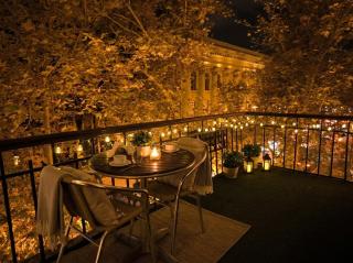Heart of Baku Targovi Apartment with Stunning Boulevard View - 9