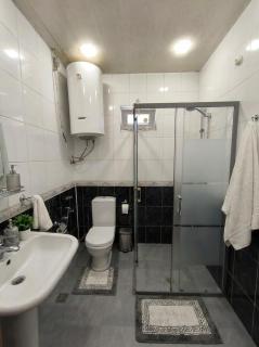 Heart of Baku Targovi Apartment with Stunning Boulevard View - 3