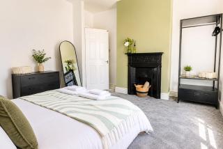 Darlington Hospital 2BR Home Sleeps 4 WiFi - 0