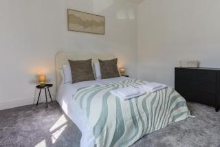 Darlington Hospital 2BR Home Sleeps 4 WiFi - 6
