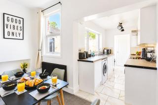 Darlington Hospital 2BR Home Sleeps 4 WiFi - 5