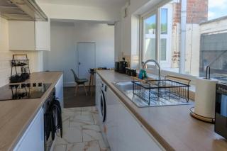 Darlington Hospital 2BR Home Sleeps 4 WiFi - 4