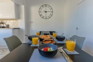 Darlington Hospital 2BR Home Sleeps 4 WiFi - 2