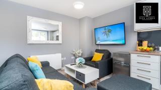 Elegant - Near Stonehenge - Free Parking - Sleeps 6 - Netflix - Smart TV's By Teza Homes Serviced Accommodations - 2