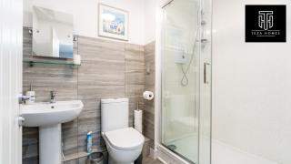 Elegant - Near Stonehenge - Free Parking - Sleeps 6 - Netflix - Smart TV's By Teza Homes Serviced Accommodations - 6