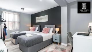 Elegant - Near Stonehenge - Free Parking - Sleeps 6 - Netflix - Smart TV's By Teza Homes Serviced Accommodations - 4