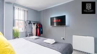 Elegant - Near Stonehenge - Free Parking - Sleeps 6 - Netflix - Smart TV's By Teza Homes Serviced Accommodations - 1