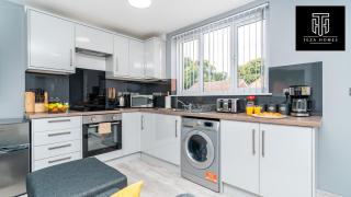 Elegant - Near Stonehenge - Free Parking - Sleeps 6 - Netflix - Smart TV's By Teza Homes Serviced Accommodations - 7