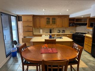 Bright 2 BR walkout with free driveway parking near Yonge - 2