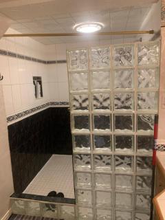 Bright 2 BR walkout with free driveway parking near Yonge - 5